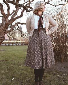 Modern Vintage Clothes, Dark Academia Outfit Ideas, Outfits Gorditas, Dark Academia Outfit, Character Inspired Outfits, 20th Century Fashion, Quirky Fashion, Vintage 40s, Beautiful Figure