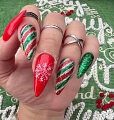 Ongles de Noël rouges et verts faits à la main, Presse d'hiver scintillante sur les ongles, Colle réutilisable sur les ongles, Clous en canne de bonbon, Clous en flocons de neige Modèle : talon aiguille long et plat Veuillez lire la description complète ci-dessous. Cet ensemble comprend : Ongles d'hiver rouges et verts faits main Index et bague - Motif scintillant vert rouge et argent en forme de canne en bonbon Milieu : flocon de neige blanc peint à la main sur fond rouge Finition brillante Ver Red And Green Christmas Nails, Nails Candy Cane, Nails Snowflakes, Snowflakes Nails, Green Christmas Nails, Nails Sparkling, Classy Acrylic, Candy Cane Nails