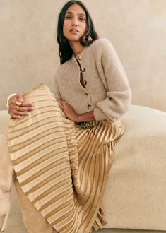 Pleated midi skirt;Side zip fastening;Unlined;Side length 84 cm / 33.1 in (for a 36) Sezane Fall 2023, Light Grey Sweater Outfit, Capsule 2023, Wardrobe Overhaul, Tomboy Shirts, Dressy Dress, Curated Closet, 2024 Wishlist, Cardigan Green