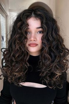 Curly Balayage Hair, Curly Hair Color Ideas, Black Hair With Blonde Highlights, Curly Hair Color, Dark Curly Hair, Dyed Curly Hair, Natural Curly Hair Cuts, Black Hair Balayage