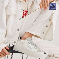 Hippe witte sneakers voor dames #white #sneakers White On White, Platform Sneakers, Superga Sneaker, White Sneakers