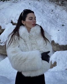 Kendall Jenner Snow Picture, Kendall Jenner Aesthetic Winter, Kendall Jenner In The Snow, Aspen Kendall Jenner, Kardashian Aspen Outfits, Kardashians In Aspen, Kendall Jenner Skiing, Kendall Jenner Ski Outfit, Kardashians Skiing