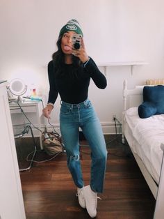 ✰P I N:andreamejicanooffi✰ Teen Fashion Trends, Beanie Outfit, Winter Outfits For School, College Outfit, Super Girl, Looks Black, Teenager Outfits