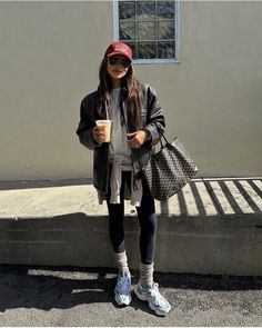 Autumn Outfits Sporty, Softball Mom Outfit, Winter Athleisure Outfits, Scandi Street Style, Outfits Sport, Postpartum Fashion, Outfits Sporty, Trainers Outfit, Japan Fashion Street