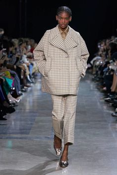 Outfit Primavera, 2020 Fashion Trends, Neutral Fashion, Fashion 2020, Looks Style, Mode Inspiration, Primavera Estate, London Fashion Week, Look Fashion