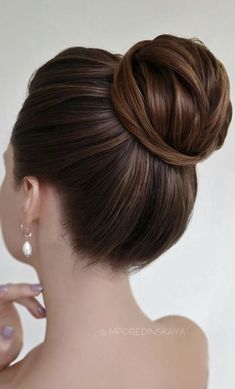 Top Bun Hairstyles Wedding Updo, Bun Wedding Hairstyles High, High Hair Wedding Updo, Messy Bun Evening Hair, High Ballerina Bun Wedding Hair, Top Updo Hairstyles, Modern Updos For Long Hair, High Hairstyles Wedding, Updo Knot Bun