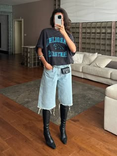 Rezek Studio Outfit, Night Out Outfit Tomboy, Late 20s Birthday Outfit, Styling Band Tees Outfit, Brooklyn Aesthetic Outfit, Edgy Spring Outfits 2024, Street Style Night Out, Cool Church Outfits, Plus Size Jorts