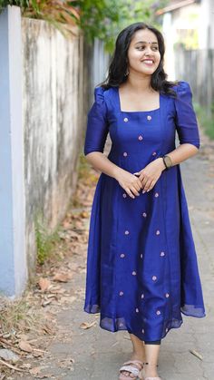 Saree Material Dress, Saree To Kurti Designs, Soft Cotton Saree Blouse Design, Types Of Frocks For Women, Kurtis Stitching Ideas, Kurti With Sweater Outfit, Saree To Chudithar Ideas, Simple Dress Pattern Indian