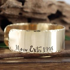 Popular Bracelets 2022, Mother’s Day Jewelry Ideas, Metal Stamping Bracelets, Engraving Ideas Jewelry, Metal Stamp Jewelry, Stamped Metal Jewelry, Hand Stamped Cuff Bracelet, Mom Bracelet, Hand Stamped Metal