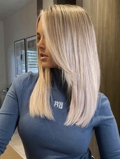 Haircuts For Thinner Hair Straight, Hair Cuts Ideas Blonde Straight, Beige Blonde Medium Length Hair, Blonde Hair Color Ideas Medium Length Straight, Haircuts For Athletes Woman, Mollymae Hair, Long Curtain Bangs Round Face Side Part, Hair Lengths Mid Length, Haircuts Women 2023