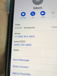 someone is holding their cell phone with the message mom on it's display screen