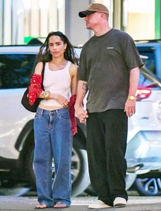 Zoe Kravitz Street Style, Zoe Kravitz Style, Zoe Isabella Kravitz, Romantic Walk, Zoë Kravitz, Hailey Baldwin Style, Couple Fits, Hold Hands, 2024 Style