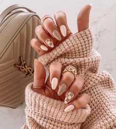 Elegant 21 White Fall Nail Designs 2024: Discover Subtle, Bold & Artistic Manicure Trends