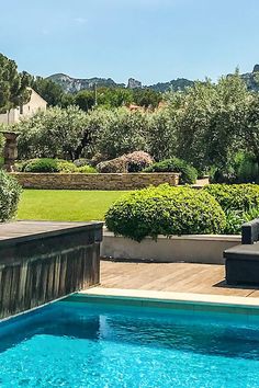 Découvrez la magnifique Villa Prumia située en Provence, à Saint-Remy-de-Provence. Un havre de paix luxueux pour des vacances inoubliables. 😍✨ #VillaPrumia #Provence #SaintRemy #Luxe #VacancesFantastiques