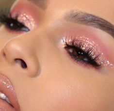 Rosa Make-up, Pink Eye Makeup Looks, Eye Makeup Glitter, Quinceanera Makeup, Winged Cat, Make Up Designs, Everyday Eye Makeup, Pink Eye Makeup, Eye Makeup Looks