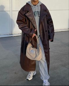 Brown Trench Coat Outfit, Trench Coat Outfit Winter, Trench Coat Outfit Fall, Brown Coat Outfit, Trench Coat Street Style, Leather Coat Outfit, Fall Coat Outfit, Trench Outfit, Raincoat Outfit