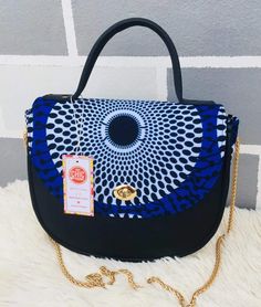 Un mélange de pagne africain et similicuir Afro Clothes, Ankara Accessories, Sewing Slippers, Photography Bags, Bags Ideas