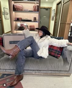 Cowboy Boots Vintage Outfit, Brittney Aldean Style, Tall Gray Boots Outfit, Kentucky Winter Outfits, Cold Vaquera Outfits, West Virginia Outfits, Mountain Dinner Outfit, Wyoming Winter Outfit, Sedona Winter Outfits