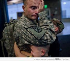 Coming home - Touching picture of crying soldier getting hugged by his little sons after returning home. Historia Universal, Army Wife