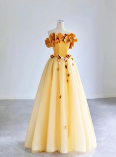 Ornate and breathtaking, this yellow prom dress is designed for those who love to make a statement. The off-the-shoulder bodice is embellished with large, handcrafted floral appliques, adding a unique and romantic touch to the design. The corset-style top cinches at the waist, providing a flattering and secure fit, while the full, tulle skirt creates a dramatic and elegant silhouette. Each layer of the skirt is delicately gathered, ensuring a graceful flow with every movement. Perfect for proms, balls, or any formal event, this dress promises to make you the center of attention. The attention to detail and high-quality materials ensure both beauty and comfort, allowing you to move with ease and confidence. Wear this gown and let its enchanting design transform your special night into an un Prom Dress Off The Shoulder, Brown Prom Dresses, Yellow Homecoming Dresses, Princess Academy, Tulle Applique, Orange Prom Dresses, Purple Homecoming Dress, Burgundy Homecoming Dresses, Champagne Prom Dress