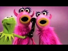 the muppets are talking to each other while one is holding a hair dryer