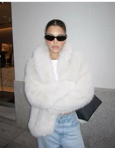 White Fur Jacket Outfit, Zara Fur Jacket, Coat Casual Outfit, White Fur Coat Outfit, Grey Fur Jacket, White Coat Outfit, Fur Jacket Outfit, White Fur Jacket, Fur Outfit