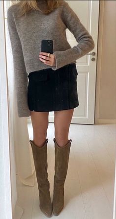 Stockholm Style Dress, Stockholm Style Shoes, Stockholm Style Winter, Suede Boots Outfit, Fall Boots Outfit, Chique Outfit, Winter 22