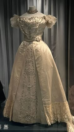 1890s Ball Gown, Victorian Era Wedding, 1800s Gown, Late 19th Century Fashion, Historical Fashion Victorian, 1600s Fashion, Vintage Outfit Ideas