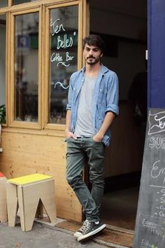 Converse Outfit, Style Converse, Blue Denim Shirt, Mens Fashion Blog, Fashion Male, Outfits With Converse, White Converse, Men Street