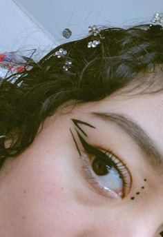 Delineado gráfico Graphic Eyeliner, Swag Makeup, Make Art, Makeup Addict, Makeup Inspo, Maquillaje De Ojos, Best Makeup Products, Makeup Tips, Eyeliner