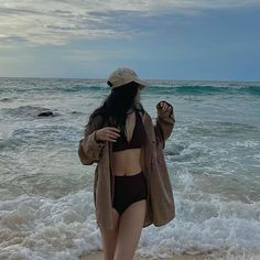 Beach girl Beach Outfit Korean Style, Expensive School, Korean Beach Outfit, Beach Photo Inspiration, Pretty Beach