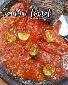 a pan filled with tomato sauce and zucchini slices