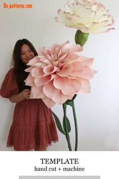 Cute paper craft - ribbon flower ideas - free tutorial Giant Flower Stand, Giant Dahlia, Templates For Cricut, Giant Paper Flower Tutorial, Giant Flowers Diy, Lamps Diy, Paper Flower Templates, Paper Flower Art