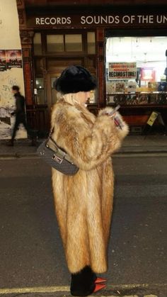 Big Fur Coat Outfit, Long Fur Coat Outfit, Big Fur Coat, Fashion Management, Stile Kendall Jenner, Fur Coat Outfit, Long Fur Coat, Long Faux Fur Coat, Long Blond