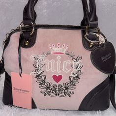 Classic Throwback Style Juicy Couture Purse. This Bag Is Giving 2000’s Vibes. Beautiful Pink Soft Velour Fabric With Chocolate Brown Detail. This Bag Has A Hand Straps And A Crossbody Strap As Well. Spacious With Interior Pockets For Extra Storage. Bag Is Called Heritage Dome Satchel In Color ‘Dusty Blush’. L 11.5” X H 8” X W 4”. Pretty Purses, Cute Purses For Women, Purse Collection, Juicy Couture Bags Handbags, Pink Juicy Couture Bag, Juicy Couture Purse Handbags, Pink And Brown Juicy Couture Bag, Cute Juicy Couture Bags, Juicy Couture Purse Pink