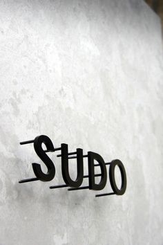 the word subo is written on a white wall