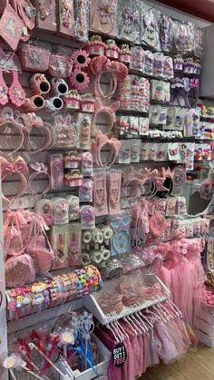 there are many items on display in the store for children's birthdays and baby shower products