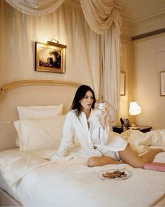 Old Money Hotel Aesthetic, Hotel Room Shoot, Luxury Lifestyle Aesthetic, Kendall Style, Skandinavian Fashion, Paris Aesthetic, Model Aesthetic, Old Money Aesthetic