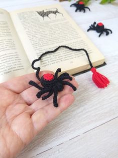 Crochet black spider bookmark pattern Crochet Halloween Bookmark, Amigurumi Bookmark, Halloween Amigurumi Pattern, Creepy Crochet, Marque-pages Au Crochet, Crochet Spider, Crochet Pour Halloween, Halloween Amigurumi, Spider Pattern