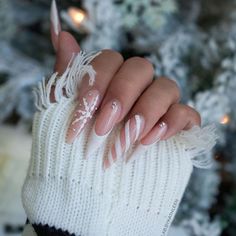 #temporadadefiestas #naildesign Pink Christmas Nails Almond, Short Christmas Nails, Pretty Snow, Festive Christmas Nails, Snow Nails, Christmas Nail Ideas, Festive Nail Designs, Holiday Nails Winter