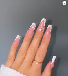 December Acylic Nails, Classy Christmas Acrylic Nails, Christmas Nails Acrylic Medium, Cute Holiday Nails Acrylic, Winter French Tip Nails Snowflakes, White Holiday Nails Acrylic, Simple Holiday Nails Coffin, Simple Xmas Nails Acrylic, Simple Acrylic Nails Winter