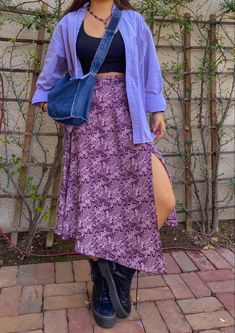 Styling Long Skirts Plus Size, Long Skirts Plus Size Outfit, Purple Outfit Inspiration, Purple Floral Outfit, Floral Skirt Outfits Plus Size, Purple Outfits Plus Size, Outfits With Purple Skirt, Curvy Maxi Skirt Outfit, Purple Floral Skirt Outfit