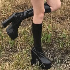 Knee Boots Outfit, Mode Shoes, High Boots Outfit, Chunky High Heels, Platform High Heels, Black High Heels, On The Ground