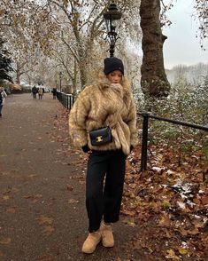 Outfit Nieve, Mini Skirt Outfit Winter, Faux Fur Coats Outfit, Looks Adidas, 00s Mode, Stile Blair Waldorf, Adrette Outfits, Fur Coat Outfit