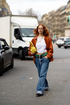 Nyc Street Fashion, Paris Outfit Ideas, Tuff Fits, Boyfriend Jeans Style, People Crowd, Influencer Style, Top Street Style, Jeans Fits, Androgynous Style