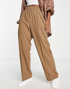 Joggers by Topshop Waist-down dressing High rise Elasticated waist Side pockets Relaxed fit Joggers Outfit Women, Outfit Pantalon, Jogger Outfit, Pleated Blazer, Peg Pants, Camel Style, Joni Jeans, Slouch Pants, Floral Print Midi Skirt