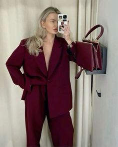 Maroon Outfit, Burgundy Outfit, Look Formal, Burgundy Suit, Mode Abaya, Corporate Outfits, Elegante Casual, Trendy Fall Outfits, Looks Black