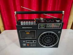 an old fashioned radio sitting on top of a table