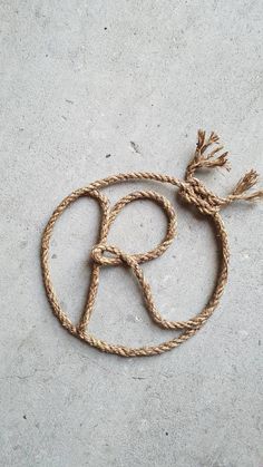 a rope that has been tied to the ground and is shaped like a letter r