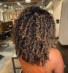 Hair Styles Winter, Short Curly Hair Styles, Natural Hair Highlights, Natural Afro, Natural Curly Hair Cuts, Blonde Curly Hair